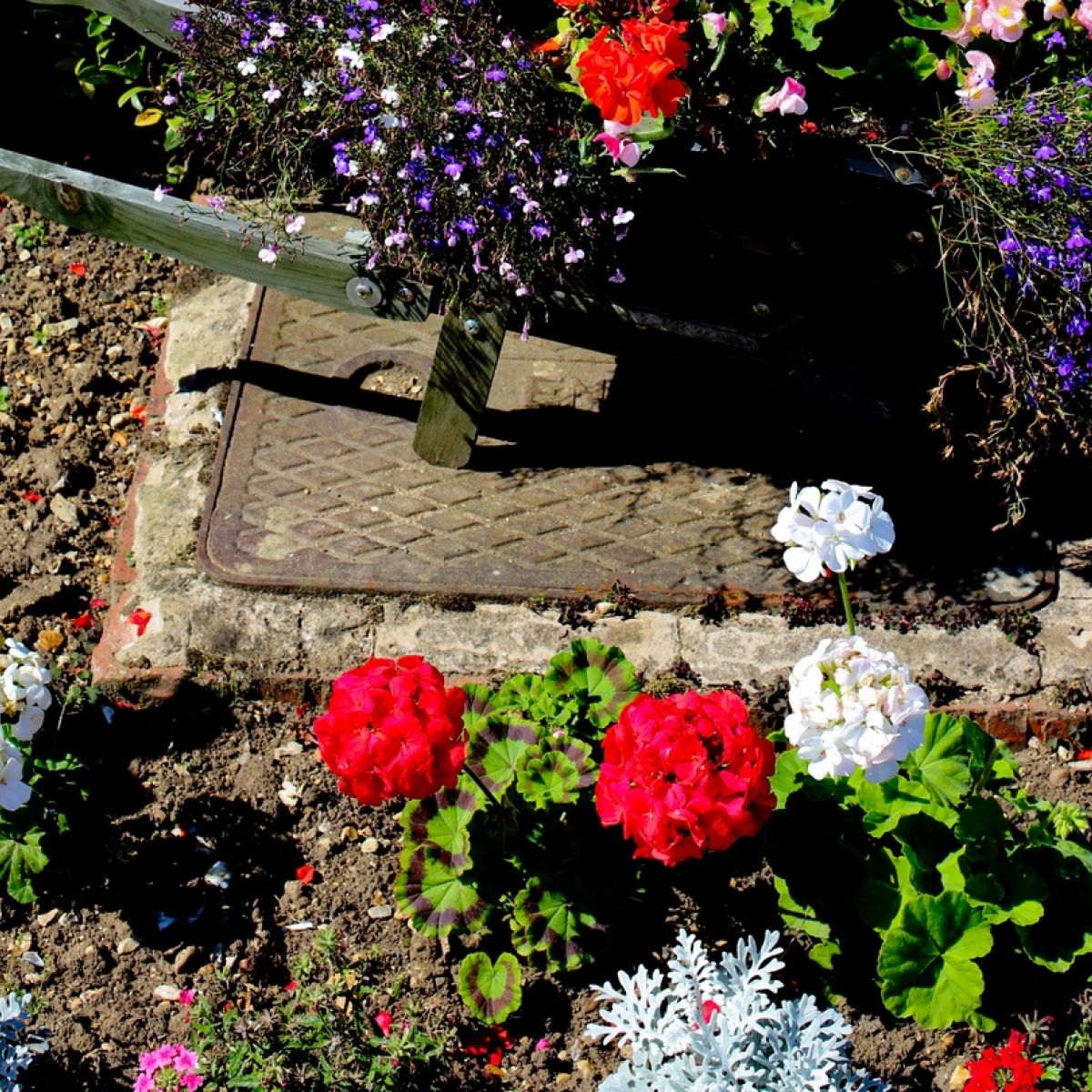 Manutenzione dei tombini del cortile di casa
