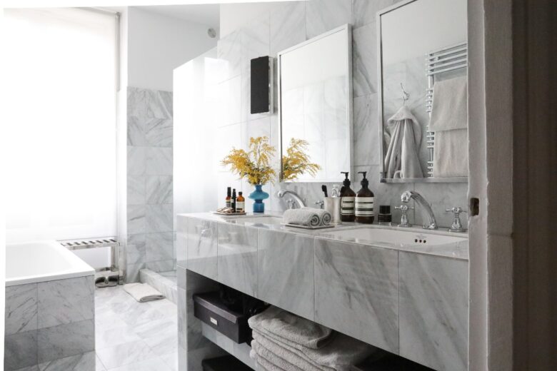 Mobile per bagno in marmo: idee e progetti