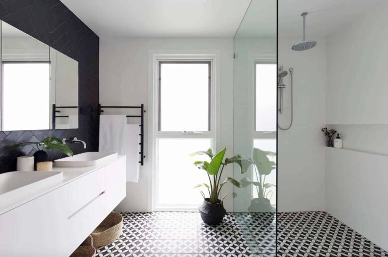 Bagno in bianco e nero: idee e suggerimenti