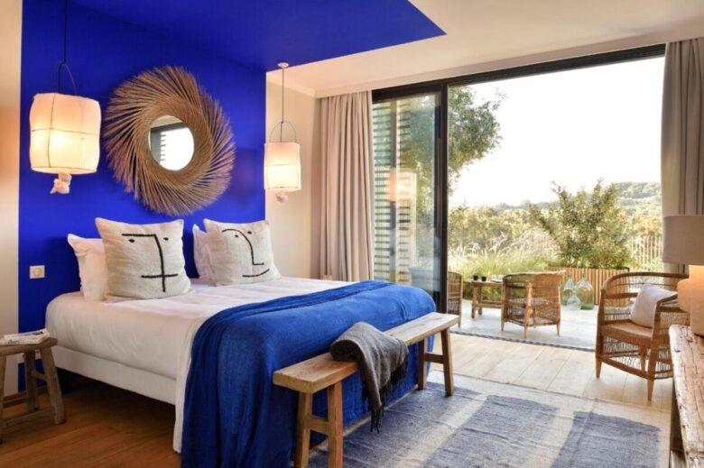 camera da letto pareti blu elettrico 10