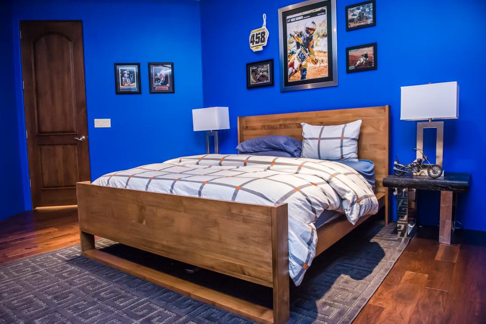 Camera da letto pareti blu elettrico