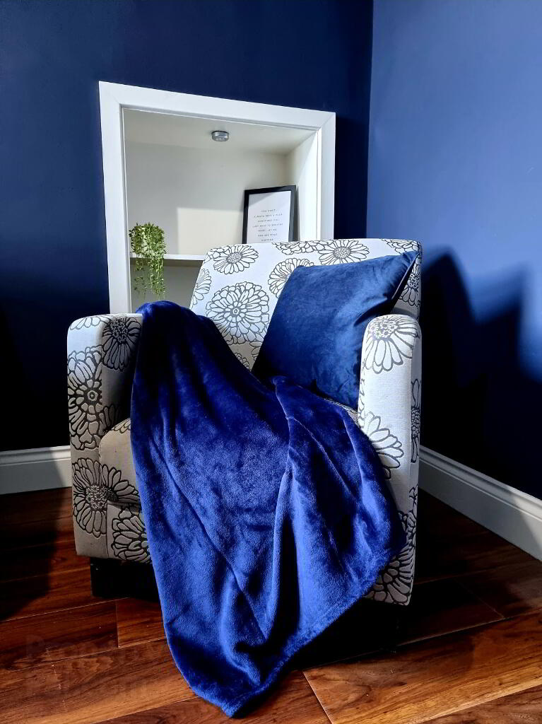 camera da letto pareti blu elettrico 7