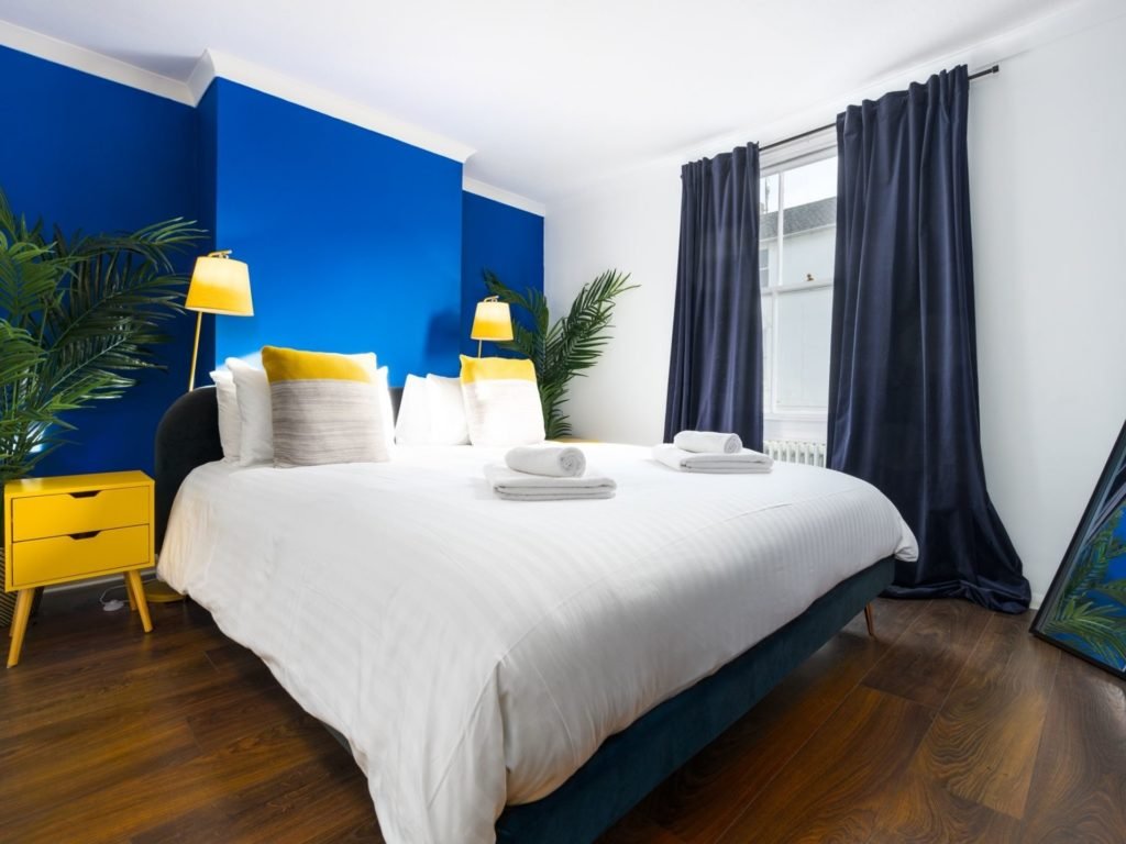 Camera da letto pareti blu elettrico
