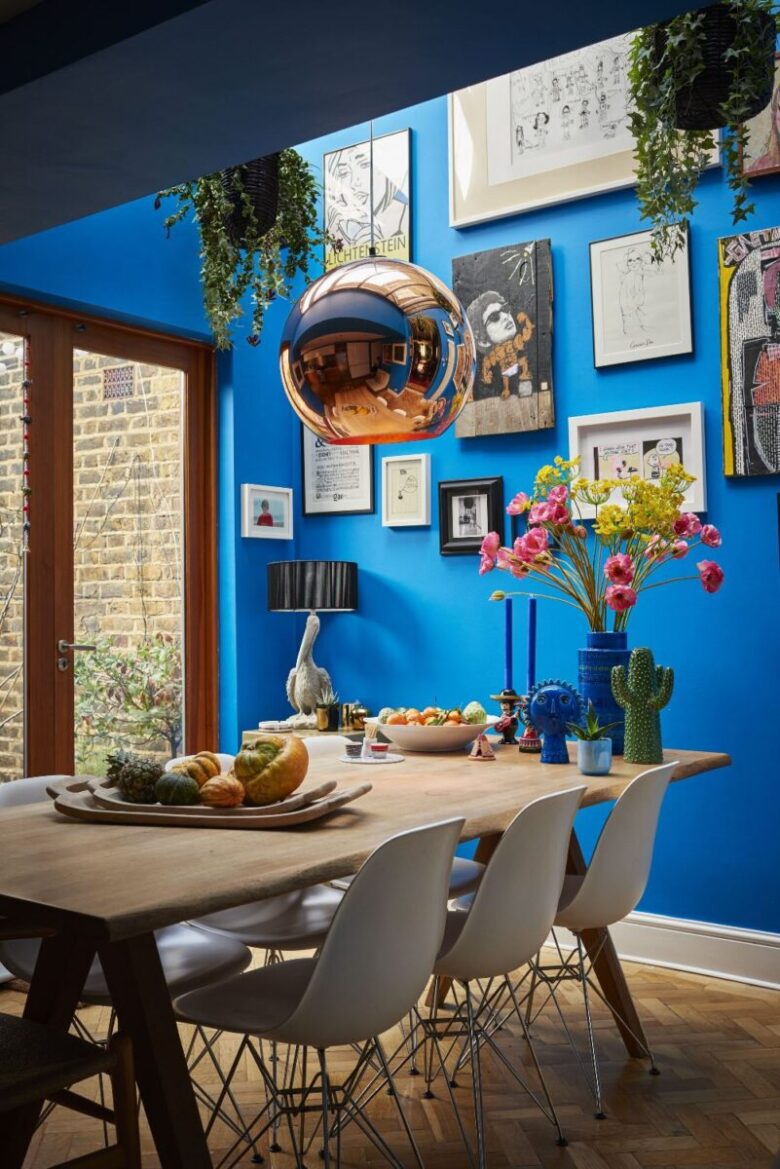 Cucina pareti color blu elettrico: sensazione visiva originale