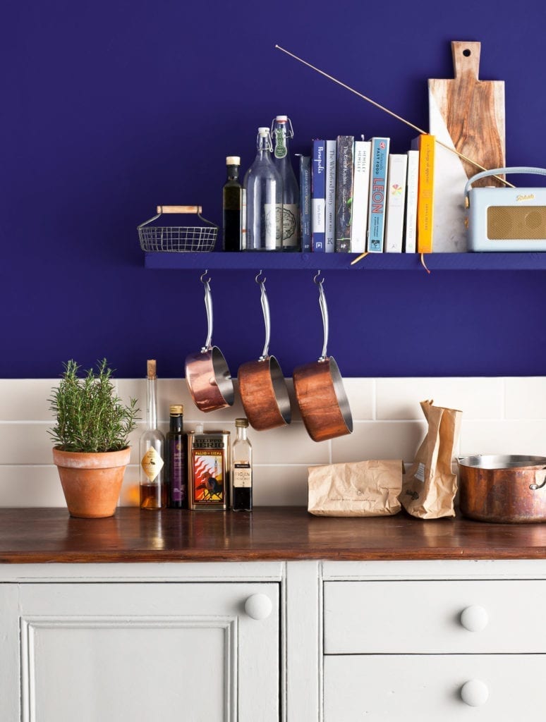Cucina pareti color blu elettrico: sensazione visiva originale