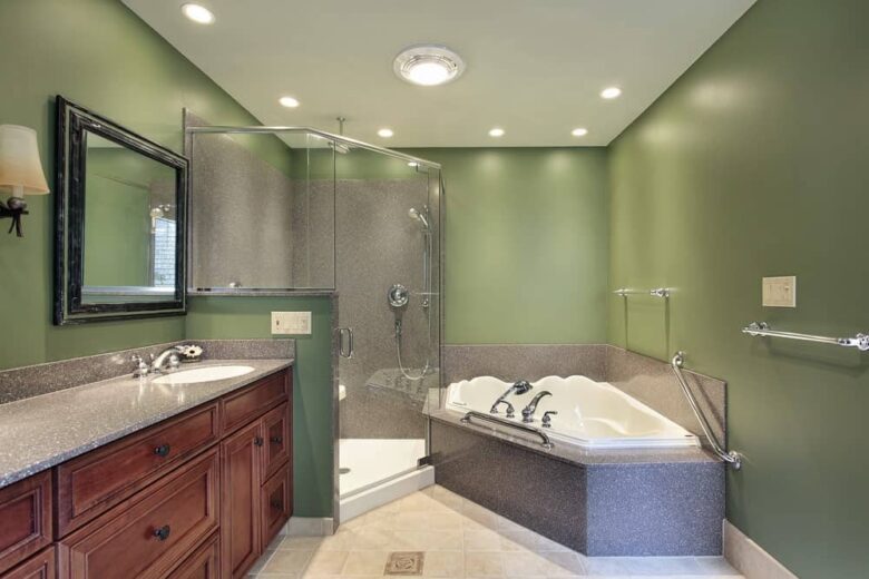 Bagno pareti color verde muschio