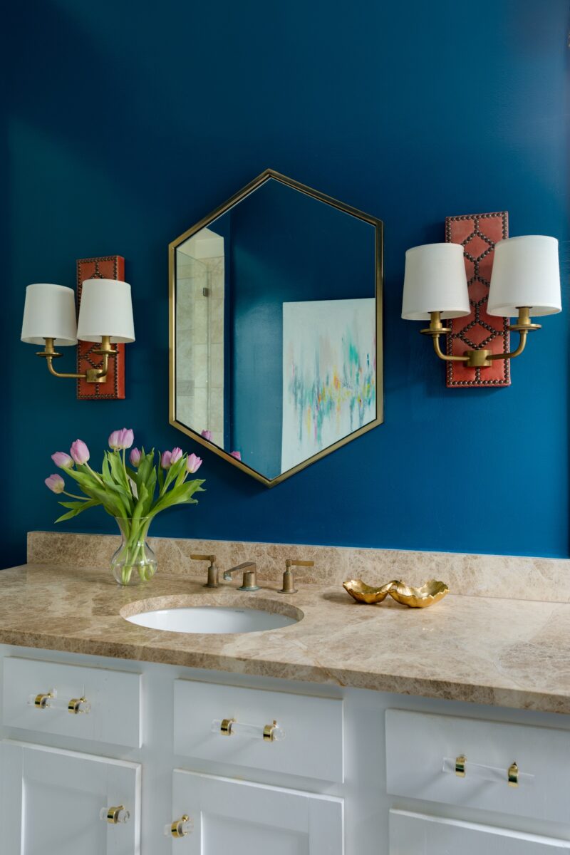 Pareti del bagno blu elettrico