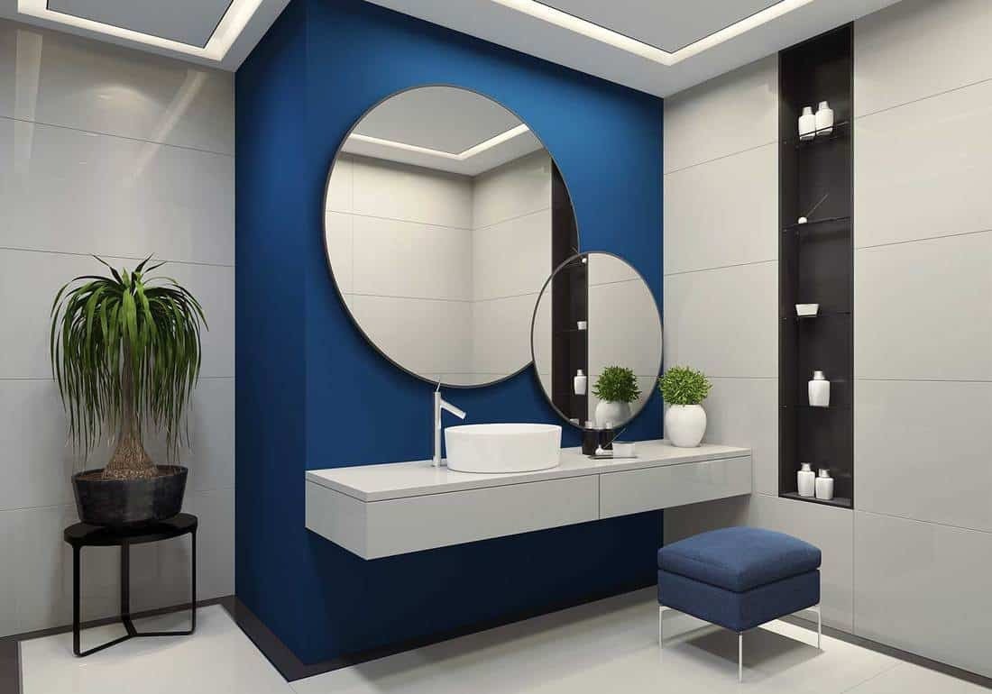 Pareti del bagno blu elettrico