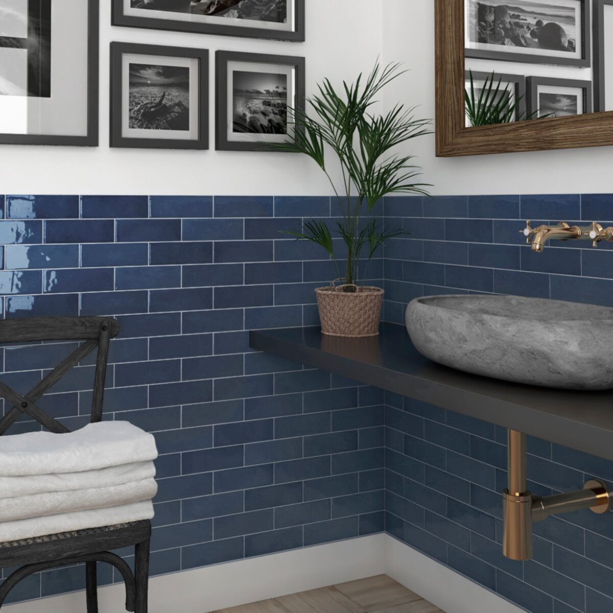 Pareti del bagno blu elettrico