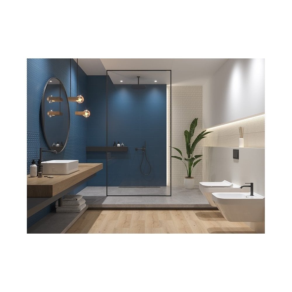 Pareti del bagno blu elettrico
