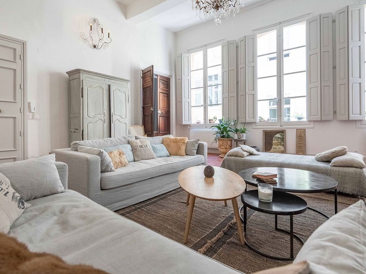 Soggiorno in stile country provenzale: idee e ispirazioni per l&#8217;arredamento