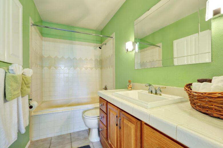 Pareti color verde pastello bagno