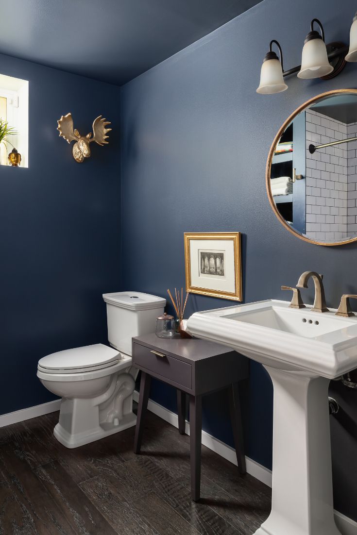 Pareti color blu marino bagno