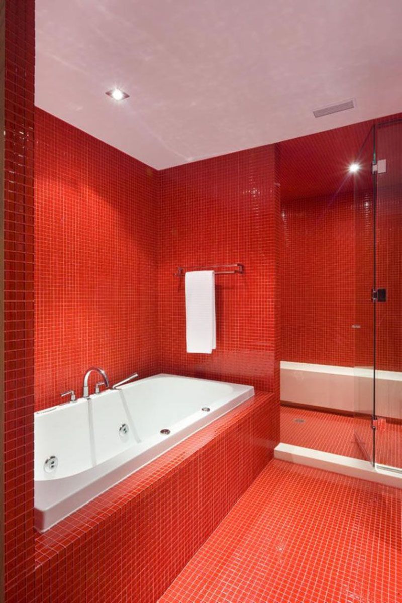 Pareti color cremisi bagno