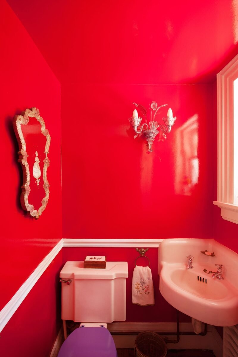 Pareti color cremisi bagno