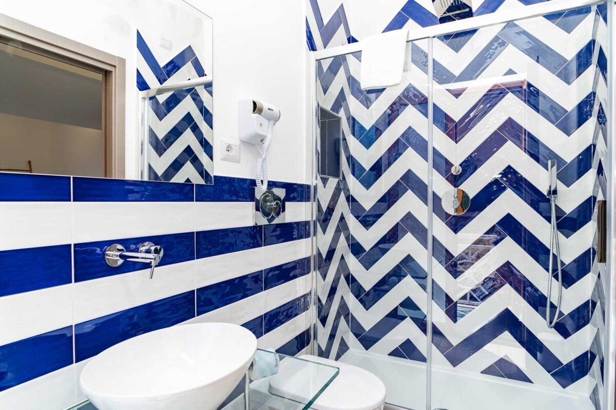 Pareti color zaffiro bagno: 5 piccole idee