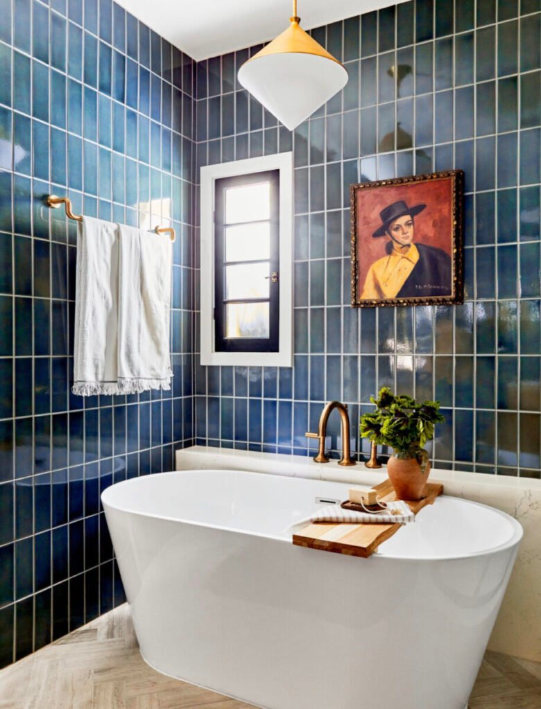 Pareti color blu marino bagno
