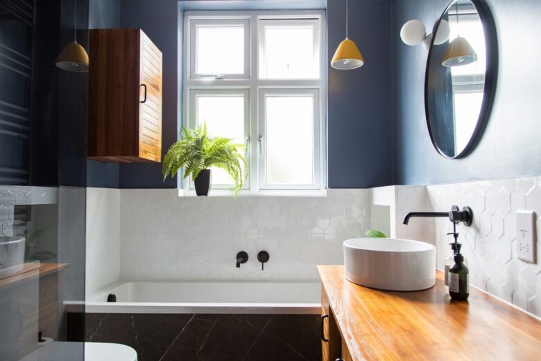Pareti color blu marino bagno