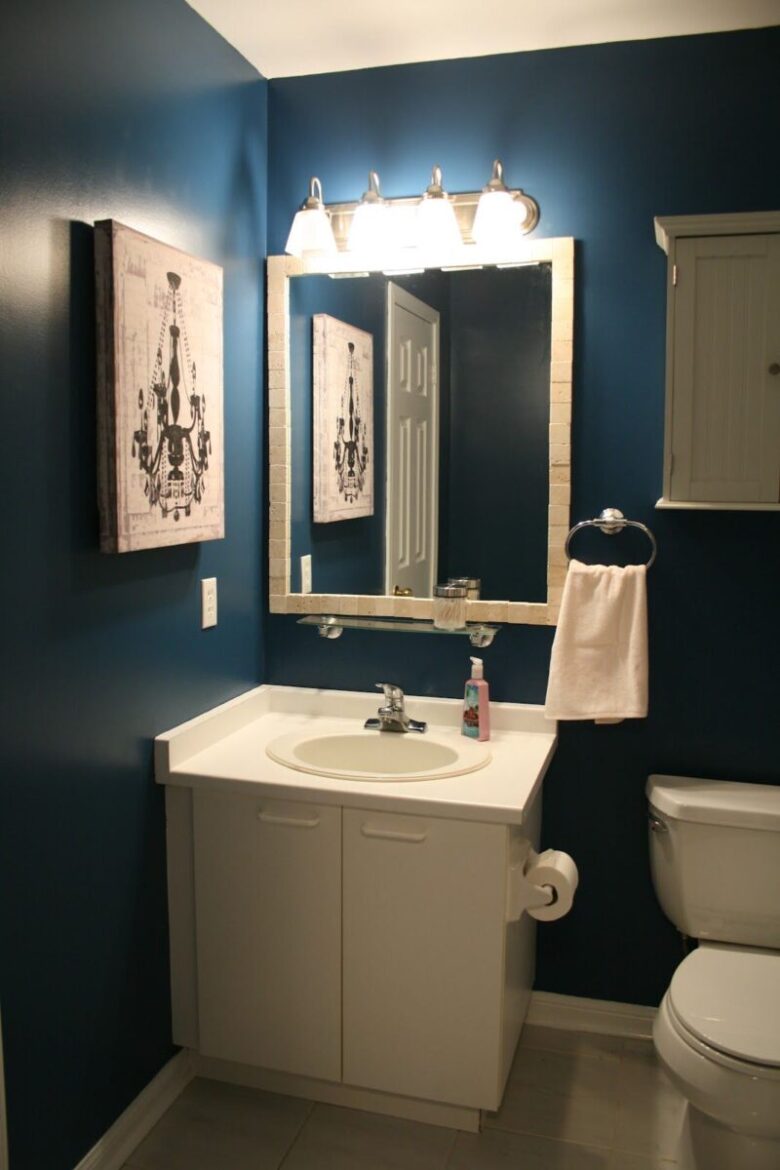 Pareti color blu marino bagno