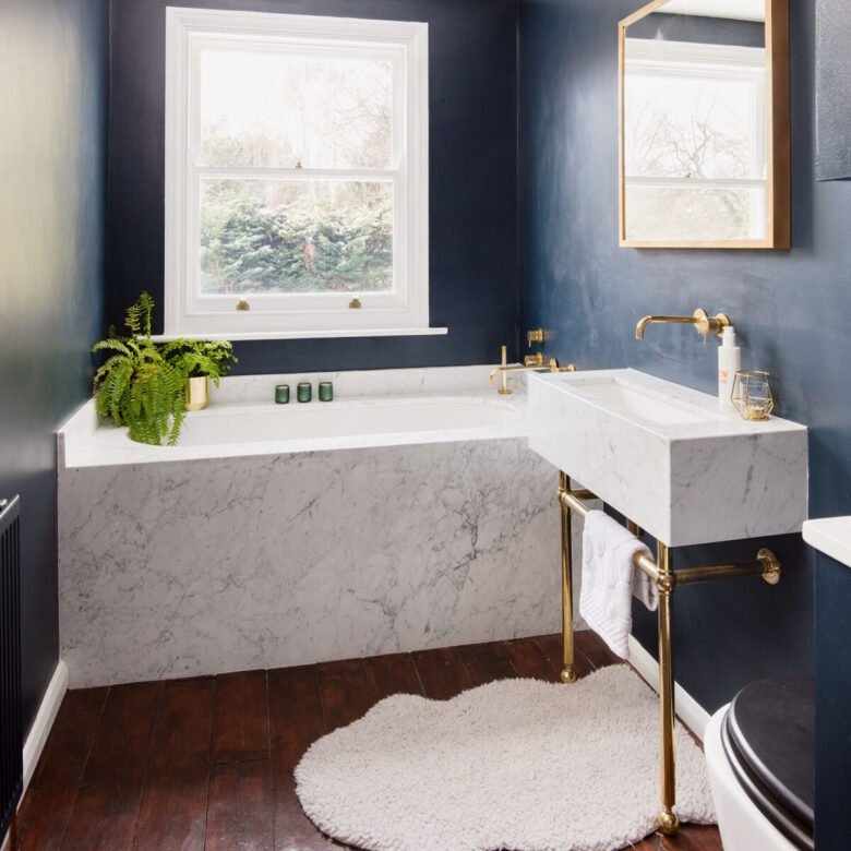 Pareti color blu marino bagno