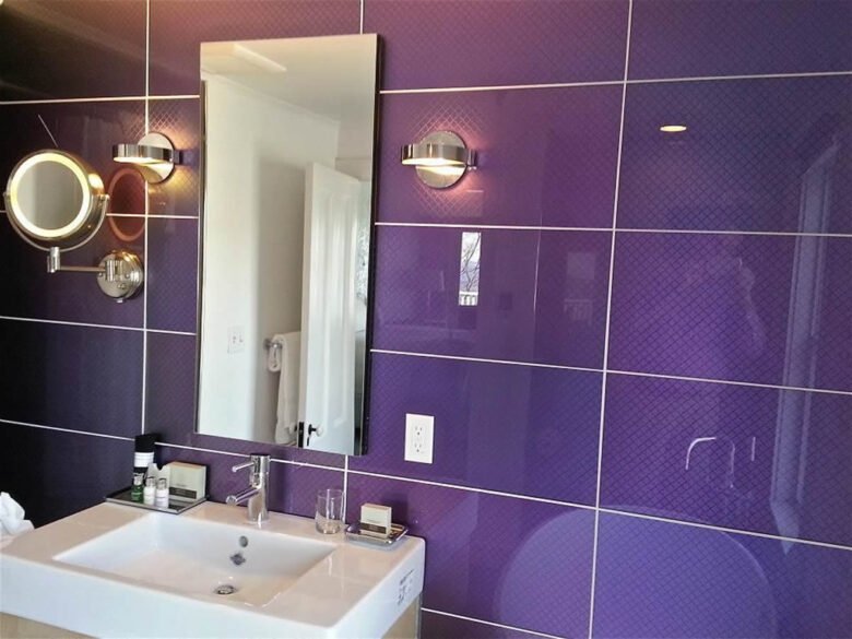 Pareti color melanzana bagno
