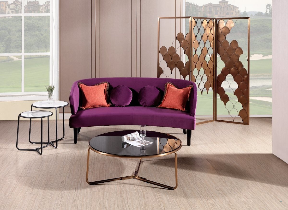 Soggiorno con divano viola: idee di arredo