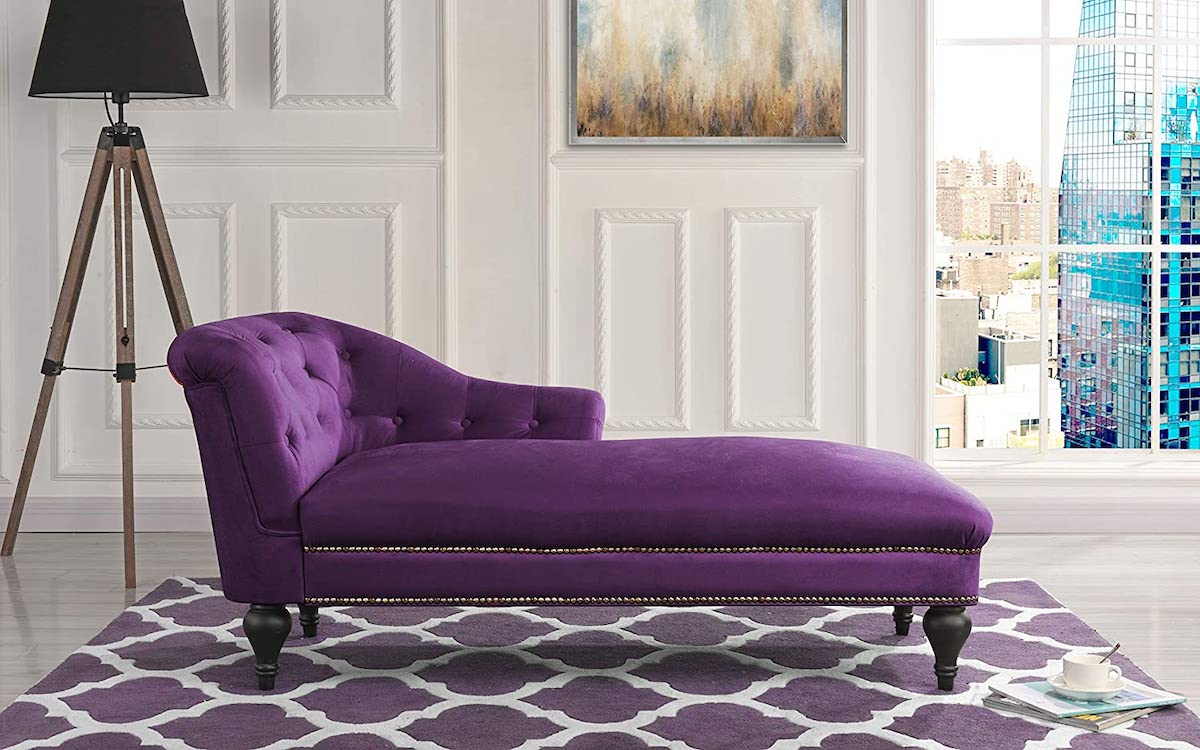 Soggiorno con divano viola: idee di arredo
