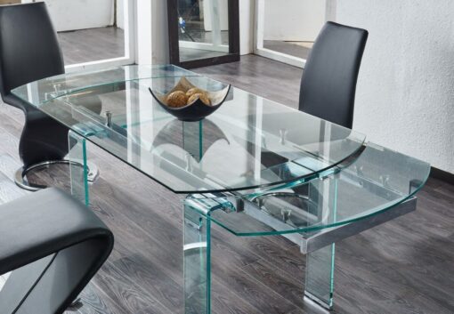Idee di arredo con un tavolo di cristallo