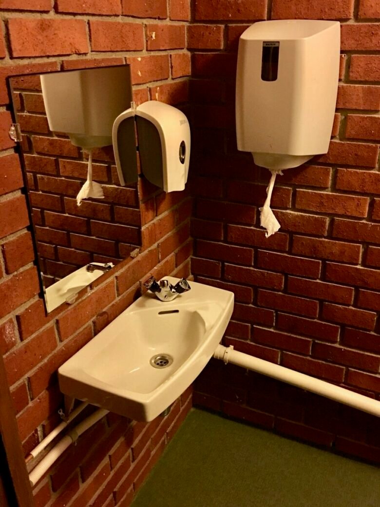Mattoni in vista in bagno idee