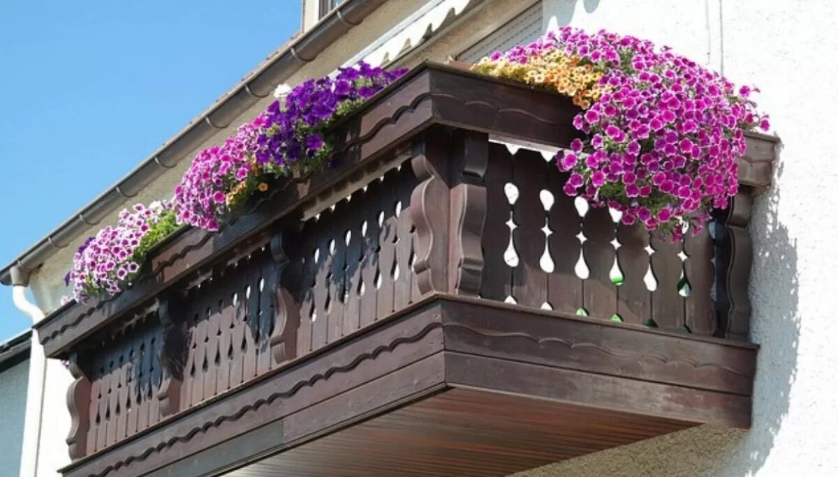 Trucchi per moltiplicare lo spazio in balcone