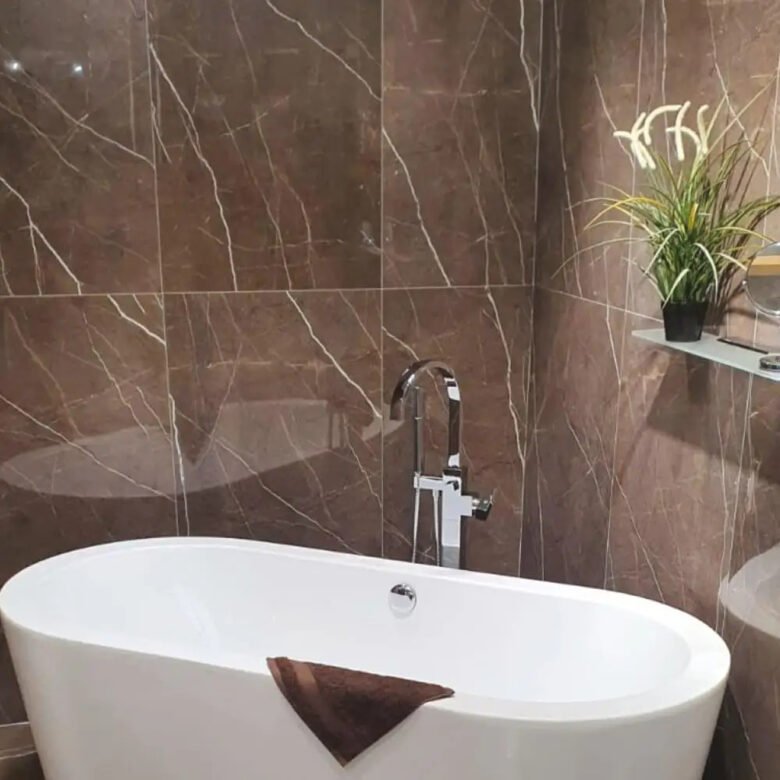 Pareti bagno color castagno Pareti bagno color castagno
