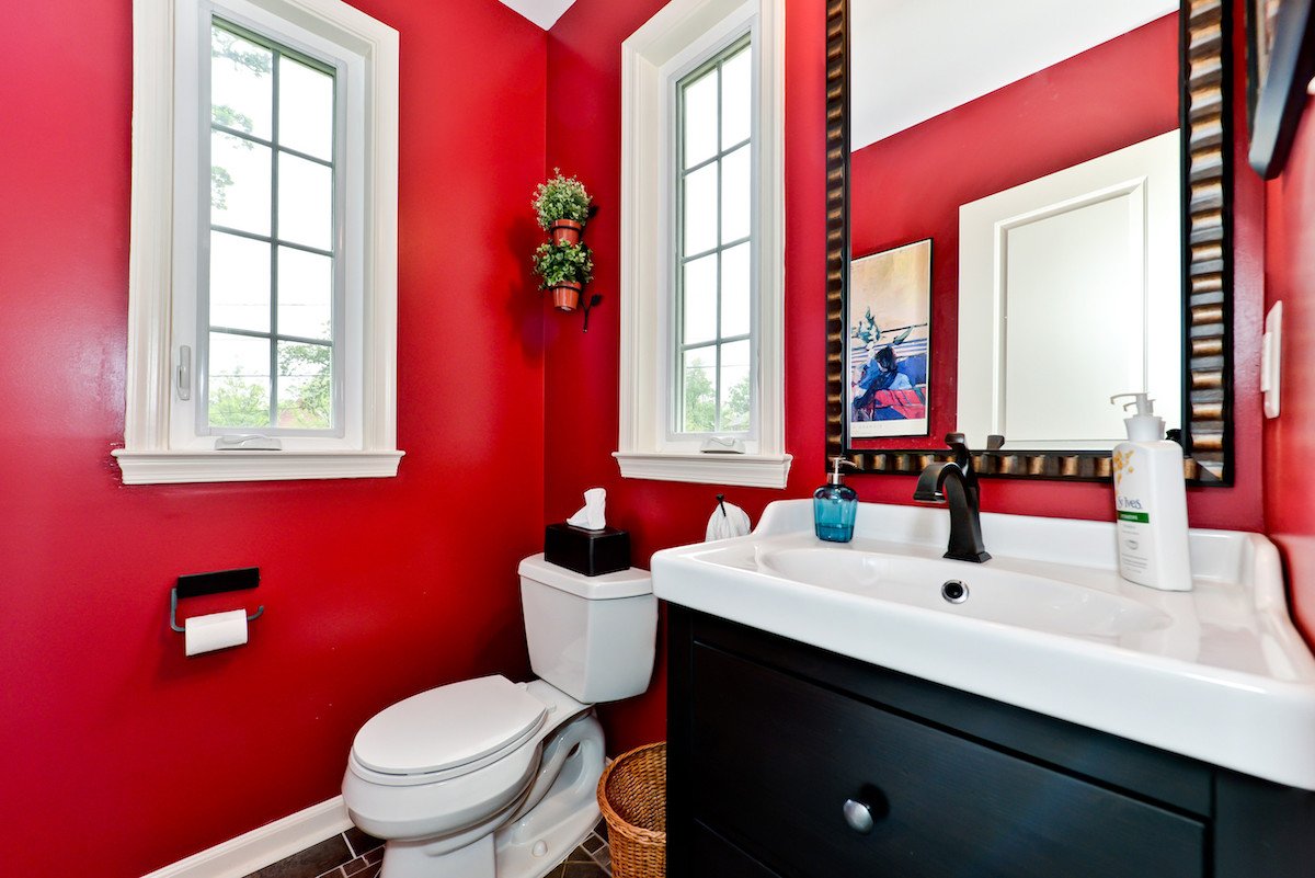 Colori caldi bagno: idee e ispirazioni per pareti e piastrelle