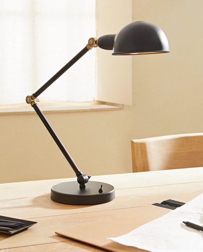 catalogo-zara-home-2023-lampada-tavolo-metallo