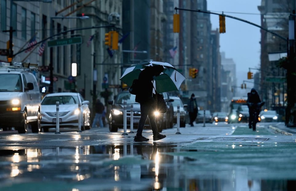 Allarme alluvioni, le soluzioni: strade che assorbono acqua e campi di basket drenanti Allarme alluvioni, le soluzioni: strade che assorbono acqua e campi di basket drenanti