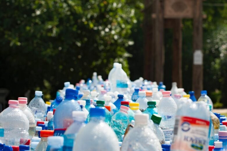Risparmia smettendo di comprare bottiglie di acqua in plastica Risparmia smettendo di comprare bottiglie di acqua in plastica