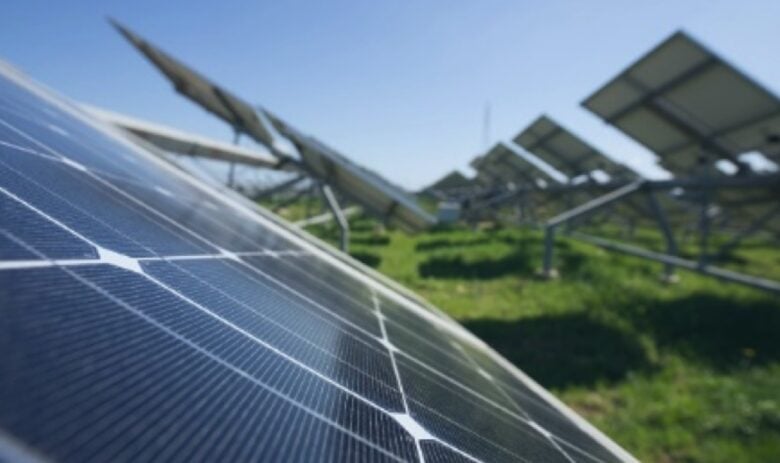 Impianto fotovoltaico su terreno agricolo: come fare, vantaggi, permessi Impianto fotovoltaico su terreno agricolo: come fare, vantaggi, permessi