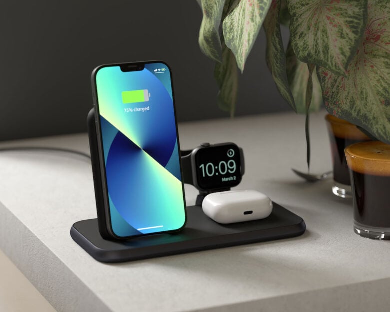 ZEDC15B-Zens-Aluminium-4in1-Stand-Wireless-Charger-lifestyle-with-iPhone13