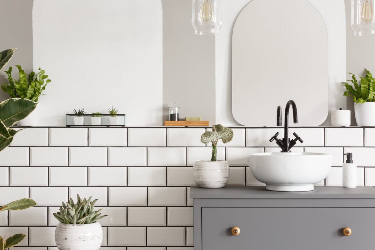 Colori ideali per un bagno lungo e stretto Colori ideali per un bagno lungo e stretto