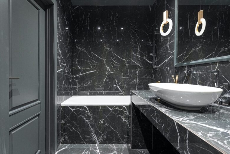 Idee e consigli per un bagno dalle tinte scure Idee e consigli per un bagno dalle tinte scure