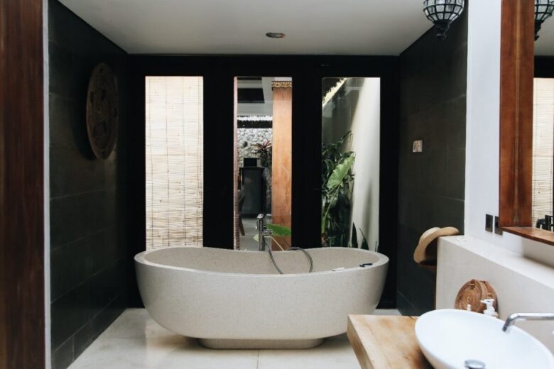 Idee e consigli per un bagno dalle tinte scure Idee e consigli per un bagno dalle tinte scure