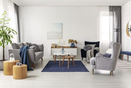 Soggiorno quadrato: idee di arredo con poltrone
