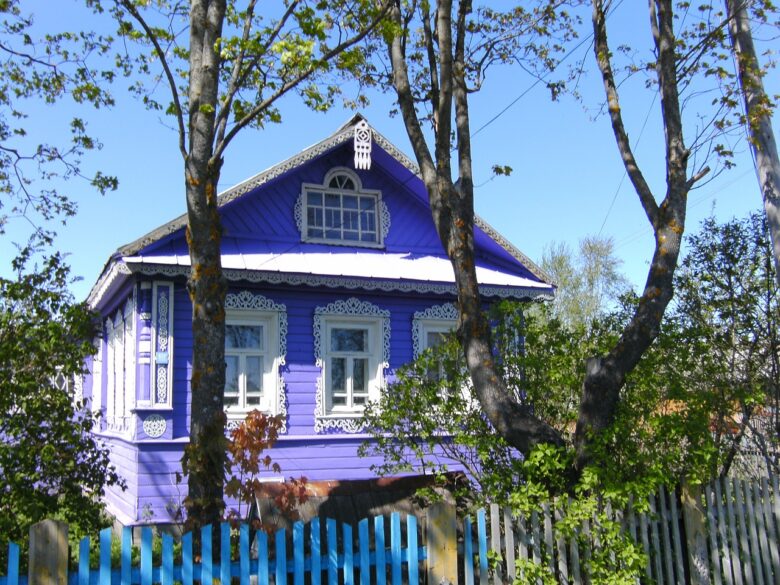 Casa blu in legno
