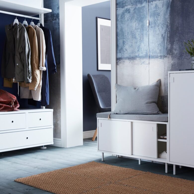 ikea-ingresso-con-una-panca-con-vano-contenitore-mackapaer-bia-63e9e8c80e6e6af471010d45d8b1cc5d
