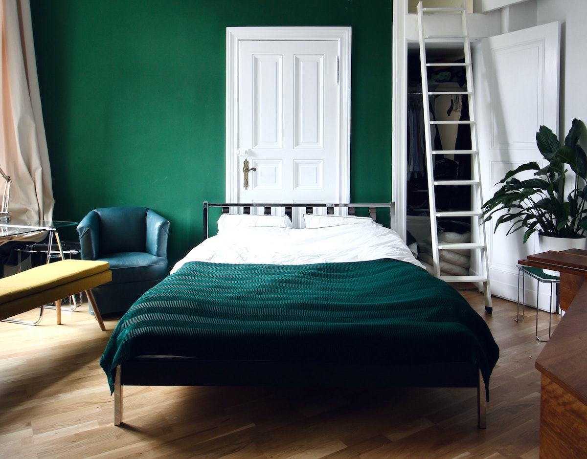 Colore pareti verde foresta in camera da letto