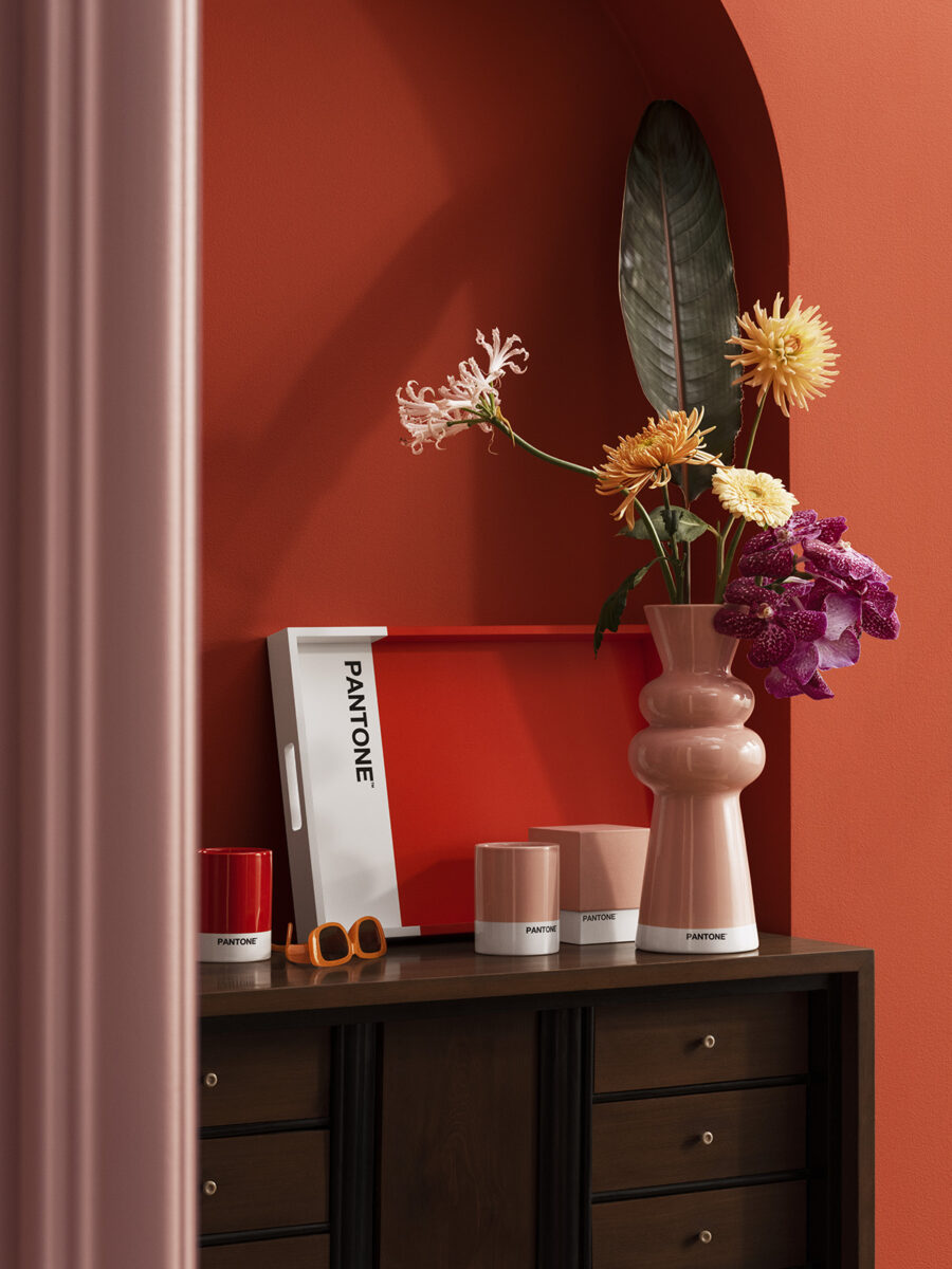 Vaso e candele della collezione limitata firmata con Pantone. Vaso e candele della collezione limitata firmata con Pantone.