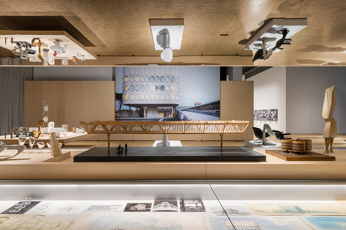 Un particolare dell'allestimento curato da Renzo Piano. Un particolare dell'allestimento curato da Renzo Piano.
