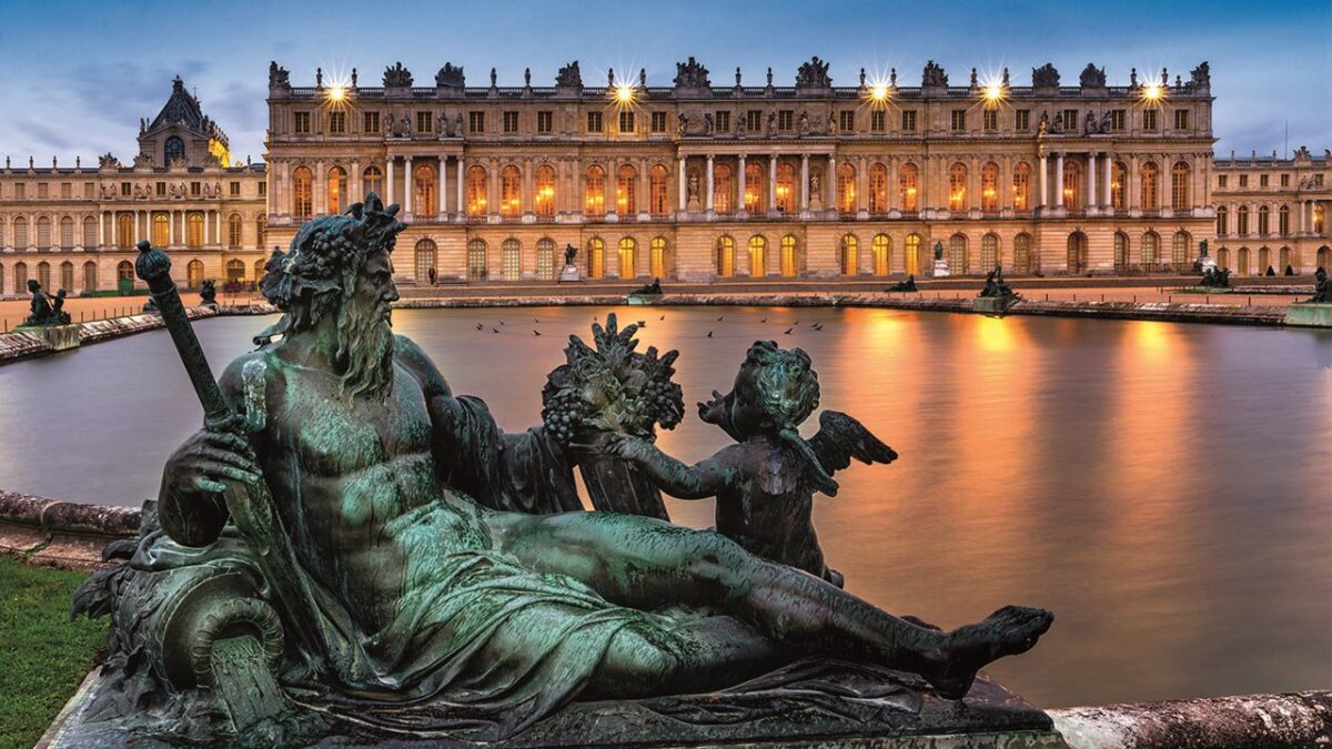Una veduta esterna di Versailles. Una veduta esterna di Versailles.