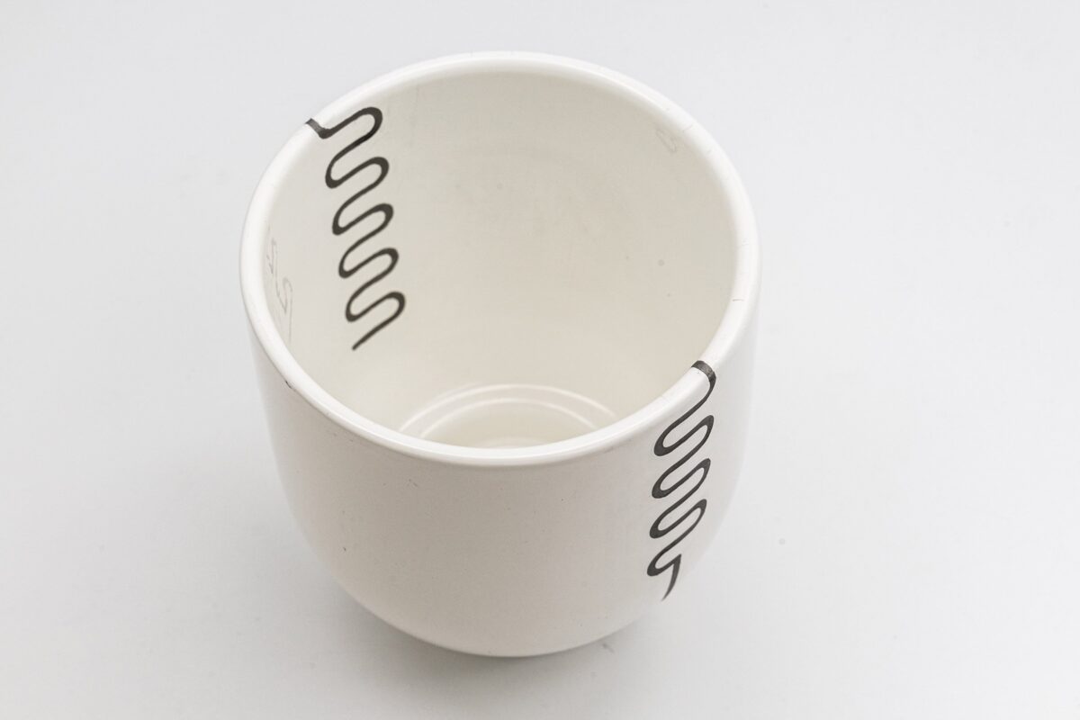 Particolare di una tazza con ceramica conduttiva. Particolare di una tazza con ceramica conduttiva.