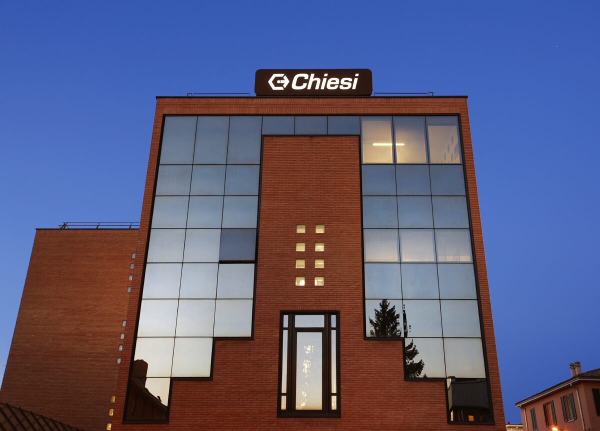 Scorcio esterno dell'edificio principale del Gruppo Chiesi. Scorcio esterno dell'edificio principale del Gruppo Chiesi.