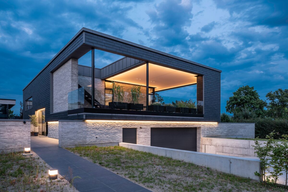 Esterno di una casa realizzata in ardesia naturale. Esterno di una casa realizzata in ardesia naturale.